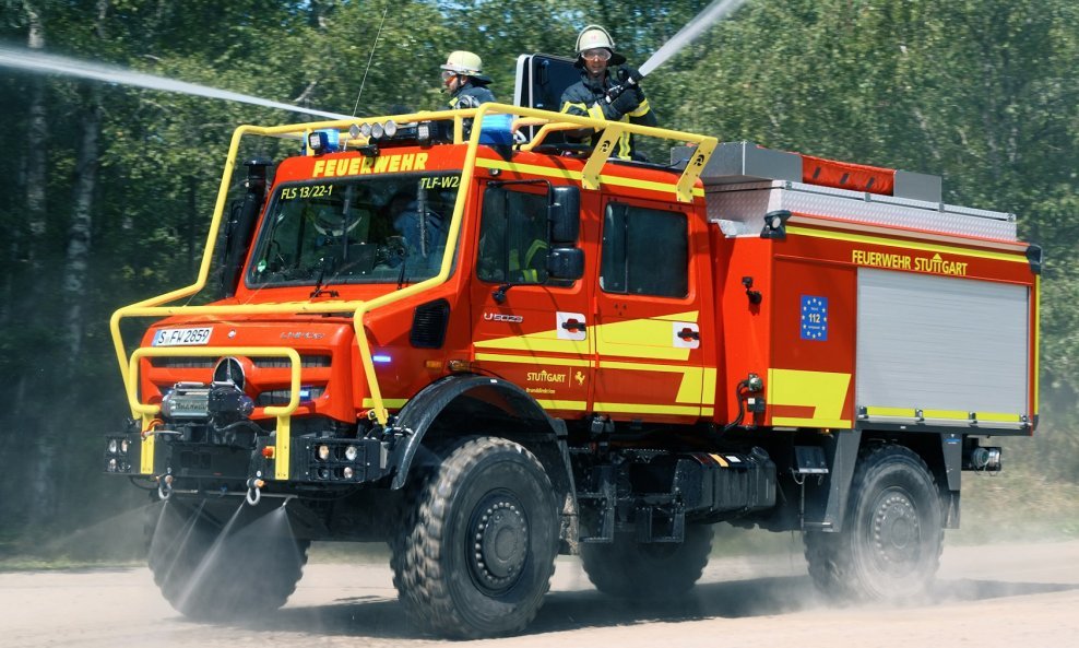 Cisterna Unimog U 5023 TLF-W s dvostrukom kabinom simulira gašenje požara