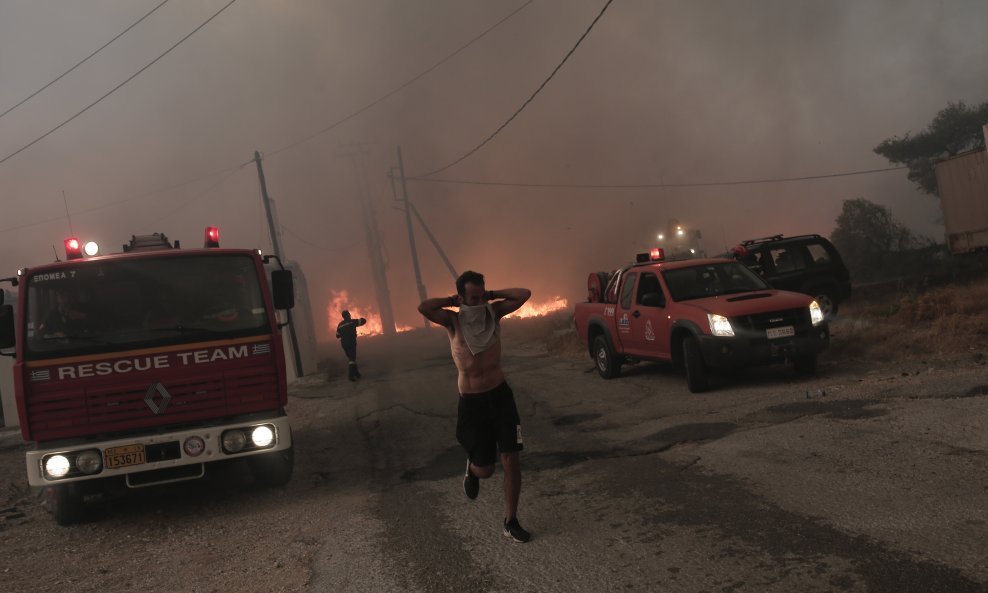Požari nedaleko od Atene, Grčka