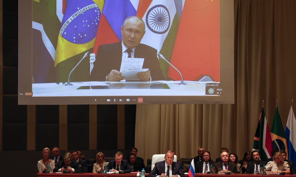Vladimir Putin nazočnima na samitu BRICS-a obratio se videovezom. Nije želio osobno doći u strahu da ga se ne uhiti i ne isporuči u Haag.
