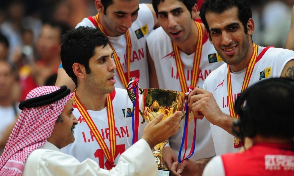 Saud Ali Al Thani (lijevo) na dodjeli pehara iranskim košarkašima