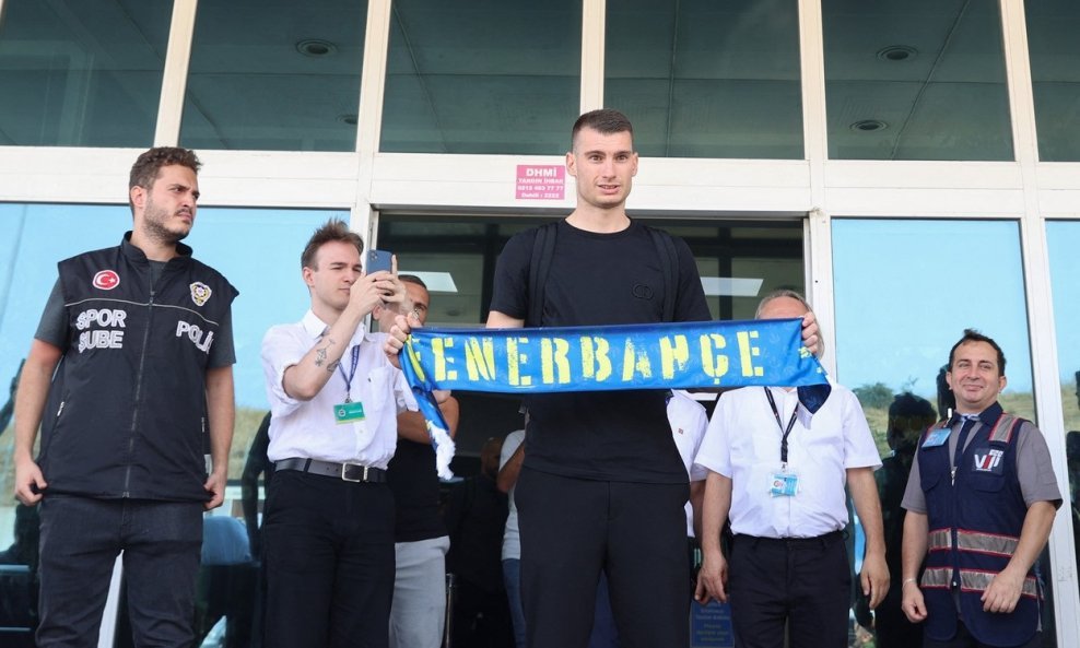 Dominik Livaković sa šalom Fenerbahčea