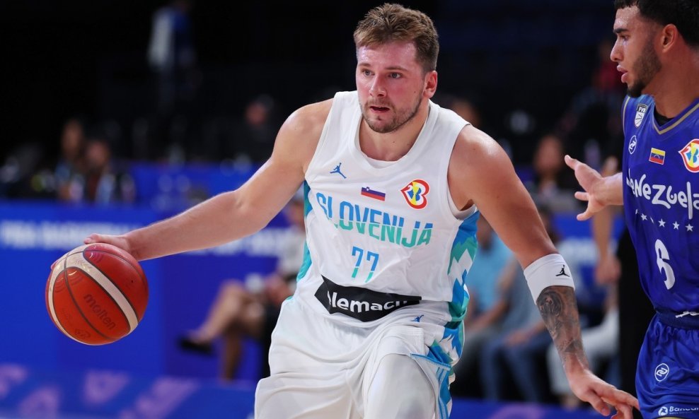 Luka Dončić (u bijelom dresu)