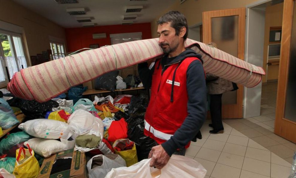 Splitski gradonačelnik Ivo Baldasar još u petak je pozvao sugrađane na solidarnost sa Slavonijom i uputio ih da se obrate Crvenom križu, a u ponedjeljak je objavljeno da će ugroženom stanovništvu pomoći sa 200 tisuća kuna sredstava iz proračunske rezerve