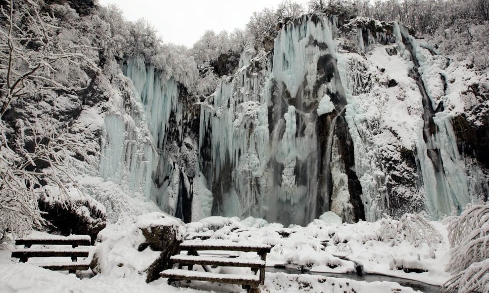 Plitvička jezera pod snijegom i ledom. Zbog temperature od minus 16 zaledio se i Veliki slap. Rijetki turisti obilazeći jezera mogli su snimiti vrlo impresivne slike. 