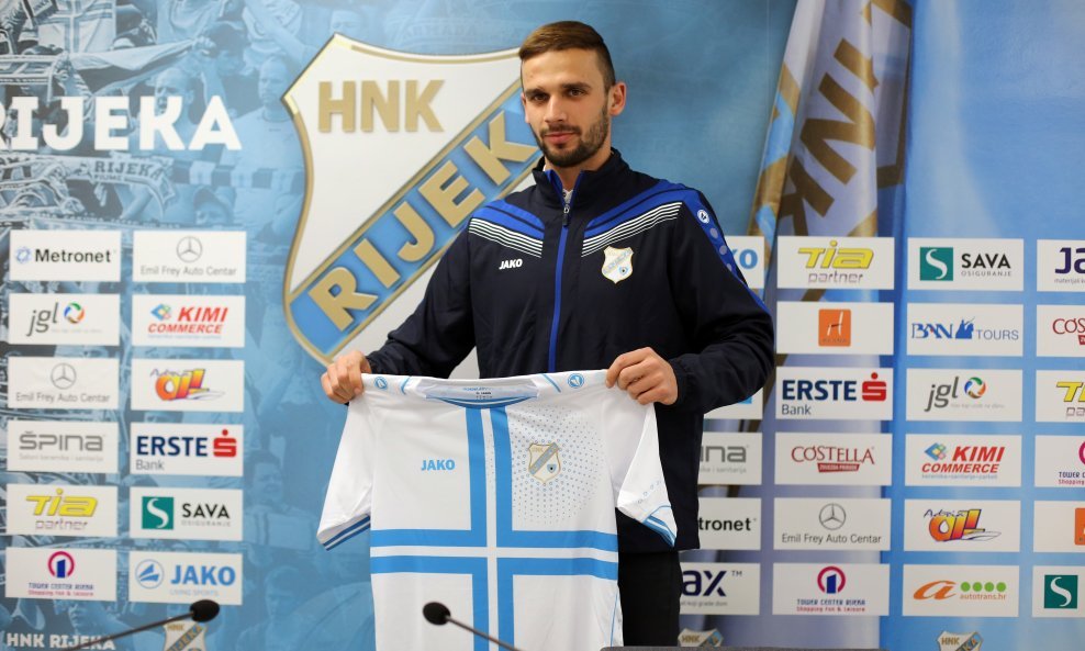 20.01.2017. , Rijeka - Novi igrac Rijeke Dario Zuparic predstavljen na stadionu HNK Rijeke Rujevici, u drustvu zamjenika sportskog direktora Ivana Mancea.
Photo: Goran Kovacic/PIXSELL