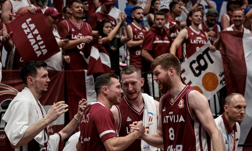 Veliko slavlje košarkaša Latvije s navijačima