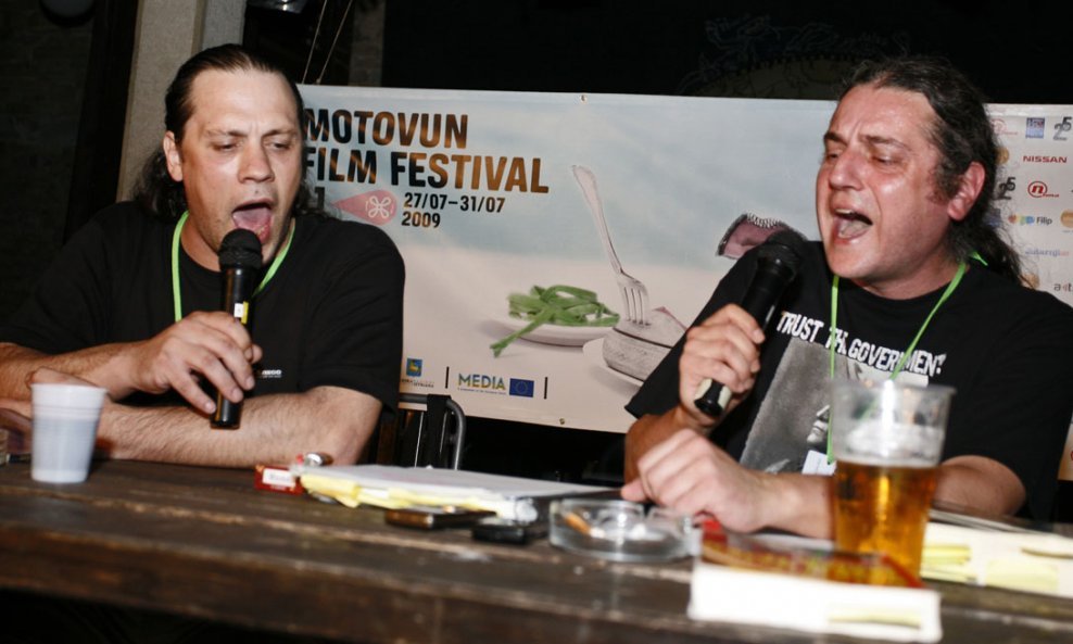 Pisci Boris Dežulović i Ivan Lucić prilikom izvođenja Melodija bljeska i oluje na MFF-u 1