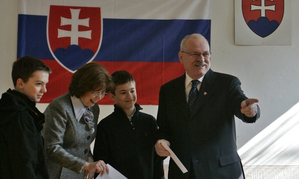 Slovakia's incumbent President Ivan Gasparovic (R) with wife Silvia (2nd L) and their grandsons cast ballots at a polling station during presidential elections in Bratislava March 21, 2009. REUTERS/David W Cerny (SLOVAKIA POLITICS ELECTIONS)