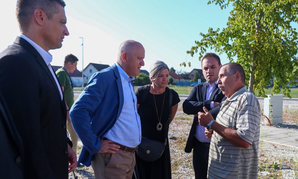 Branko Bačić u obilasku kontejnerskog naselja u Glini