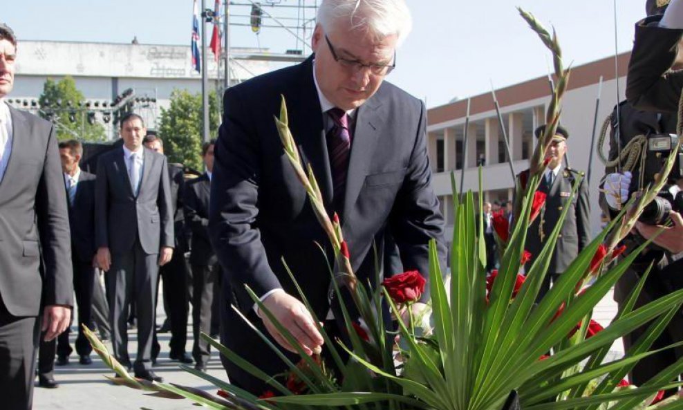 Presjednik Ivo Josipović polaže vijenac ispred spomenika Hrvatske pobjede 