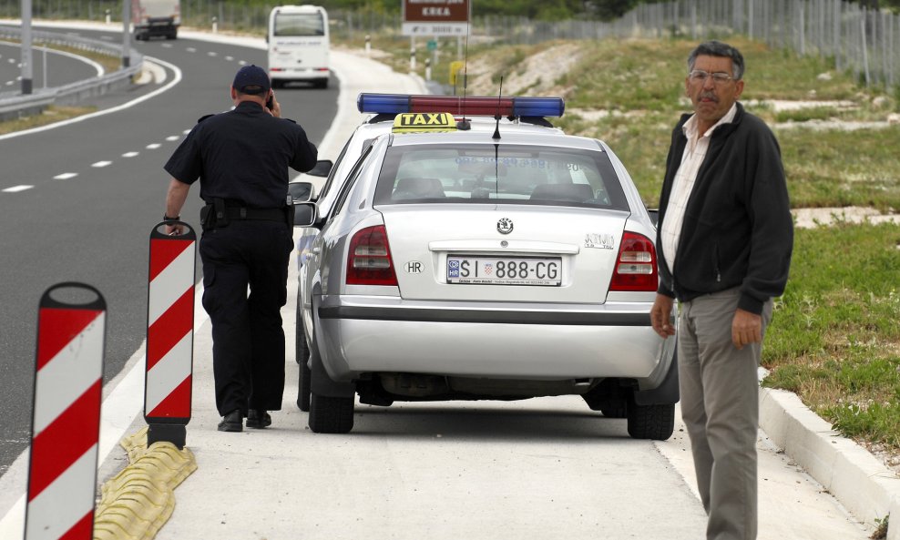 MOST KRKA SAMOUBOJSTVO TAKSI