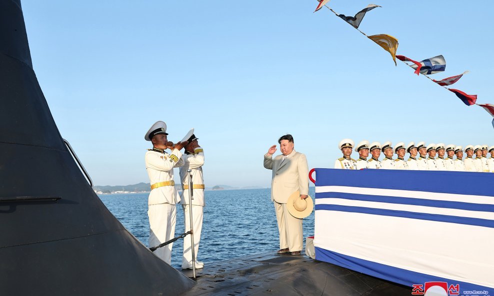 Kim Jong Un na porinući podmornice s nuklearnim oružjem