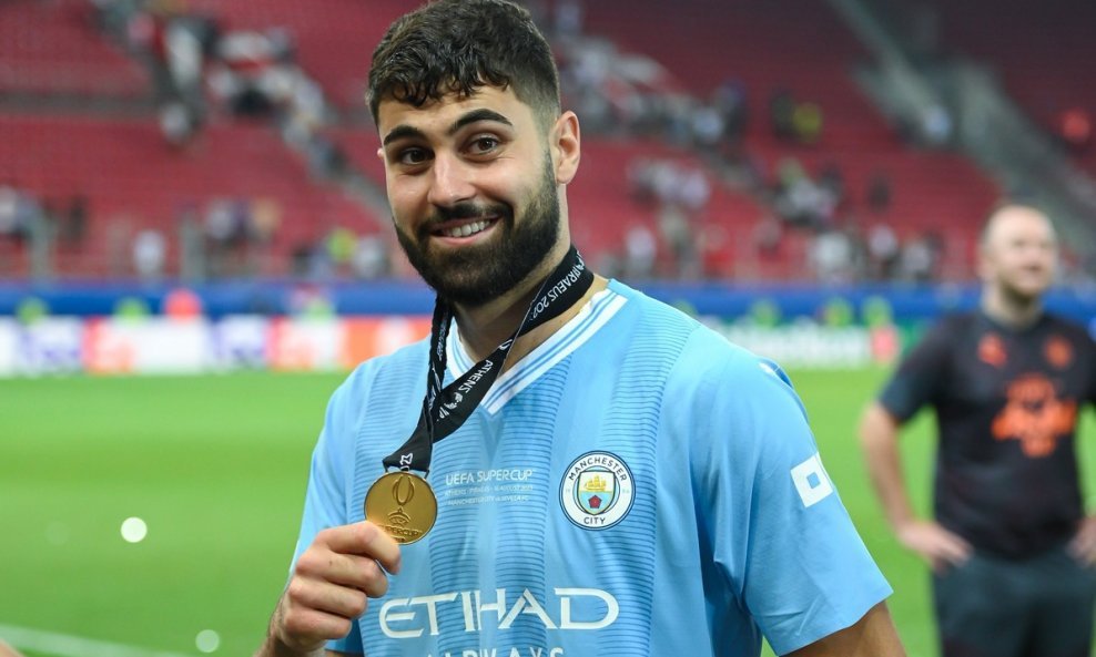 Joško Gvardiol s medaljom osvajača UEFA Super Cupa (Manchester City - Sevilla)