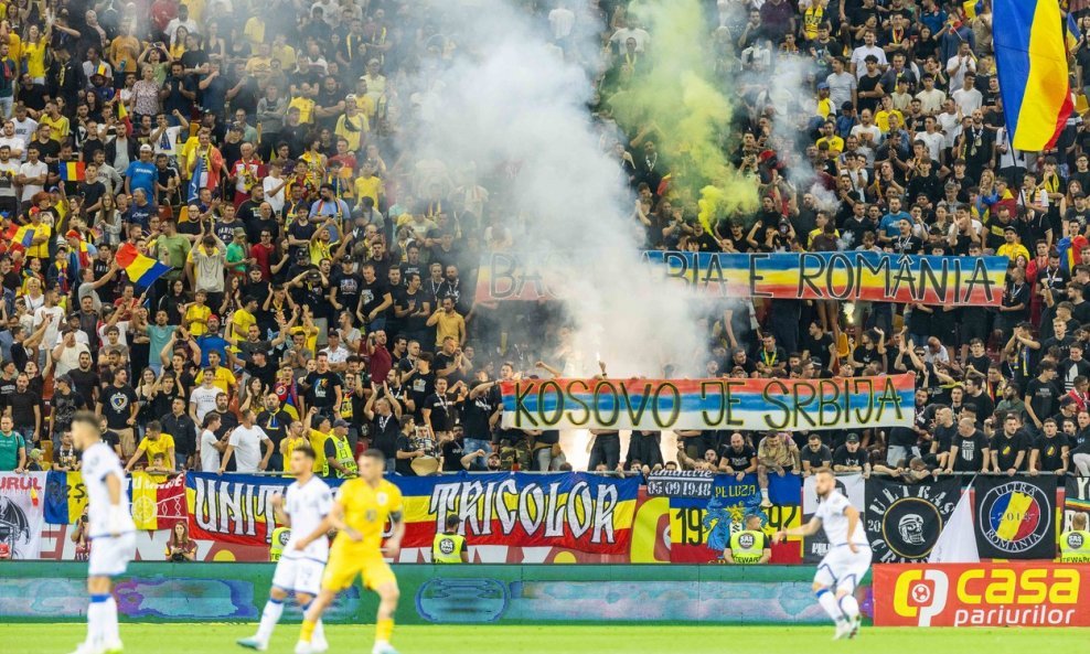 Sporni transparent i pirotehnika na tribinama tijekom utakmice Rumunjska - Kosovo