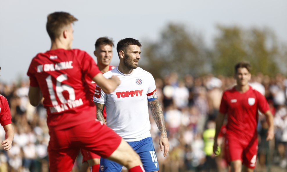 Marko Livaja (u bijelom dresu) između igrača Omladinca