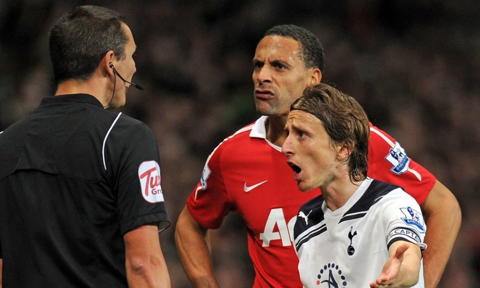 Rio Ferdinand i Luka Modrić, jedan protiv drugoga u dresovima Manchester Uniteda i Tottenhama, 30.10.2010.