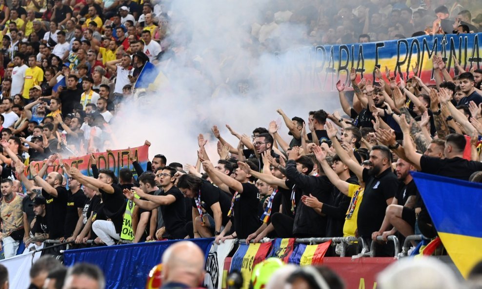 Divljanje na tribinama u Bukureštu tijekom utakmice Rumunjska - Kosovo