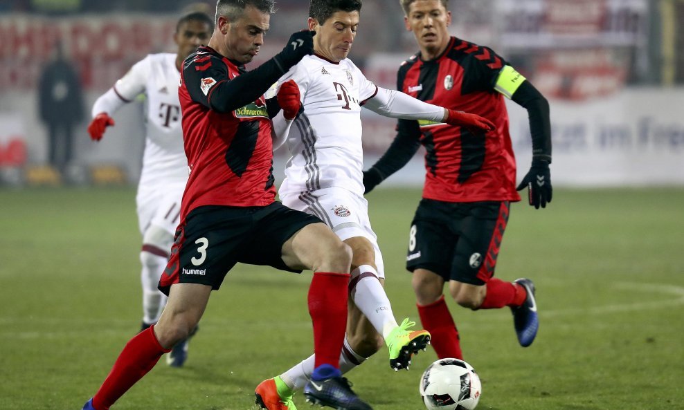 Football Soccer - SC Freiburg v FC Bayern Munich - German Bundesliga - Schwarzwald-Stadion, Freiburg, Germany - 20/01/17 - Freiburg's Marc Torrejon and Mike Frantz in action with Bayern Munich's Robert Lewandowski.   REUTERS/Kai Pfaffenbach        DFL RUL