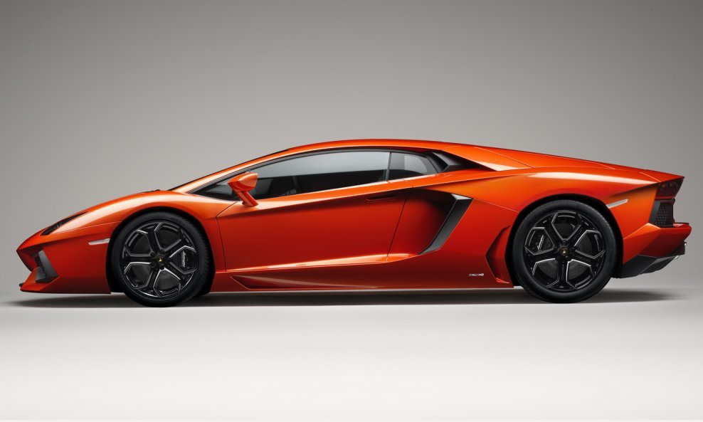 Lamborghini-Aventador-LP700-4-4