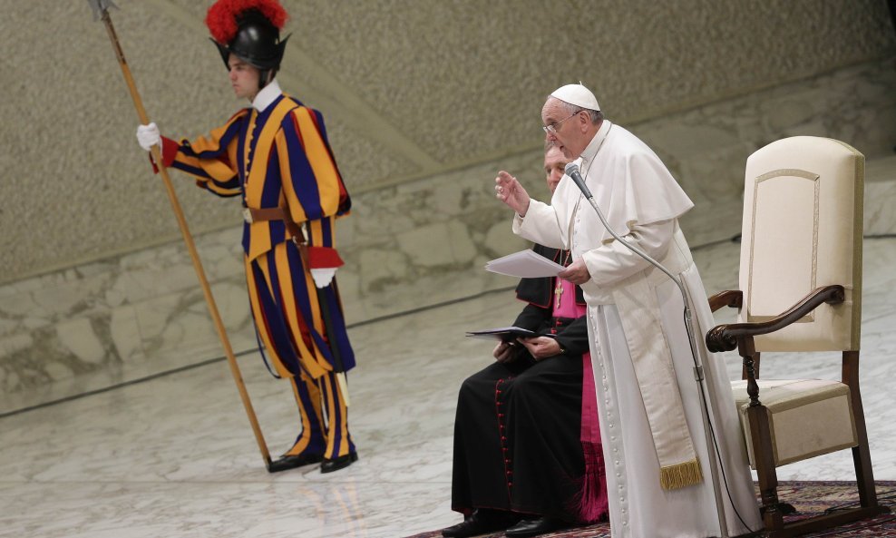 Pope Francis talks as he leads a special audience for members of UCIIM, Italian catholic association of teachers, school managers, educators and trainers, in Paul VI's hall at the Vatican March 14, 2015. REUTERS/Max Rossi (VATICAN - Tags: RELIGION)