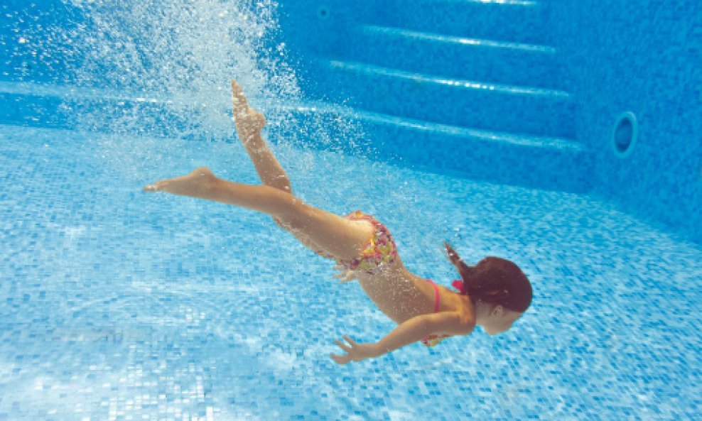 djevojčica bazen kupanje ronjenje