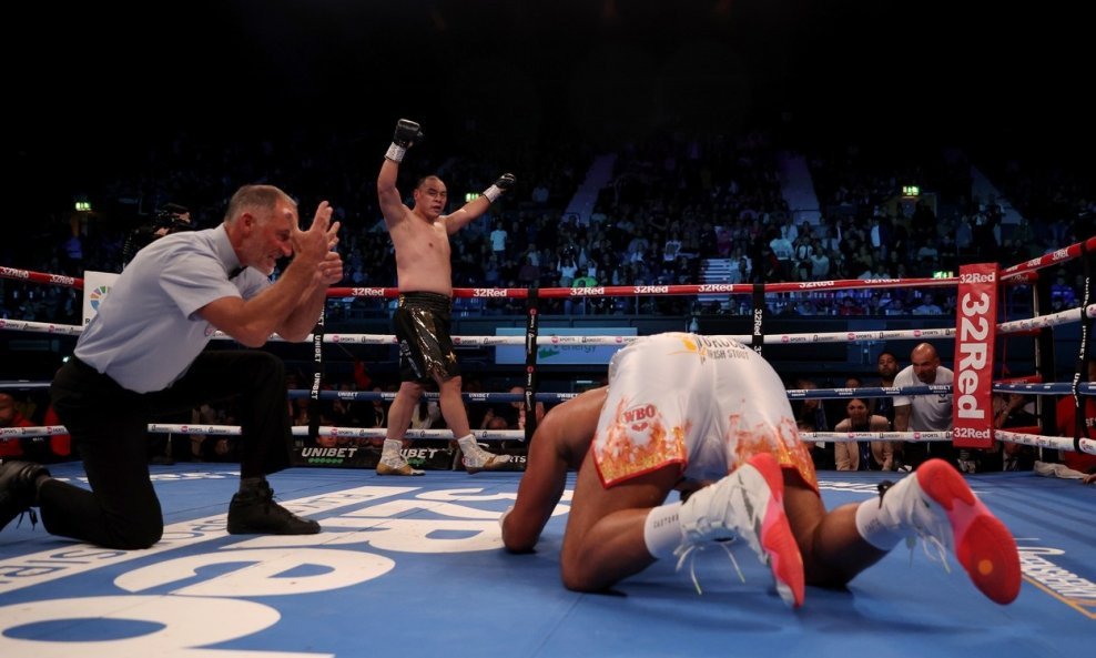 Zhilei Zhang (slavi, uzdignutih ruku) vs Joe Joyce