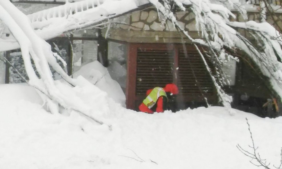 Spasiteljske ekipe tragaju za stradalima