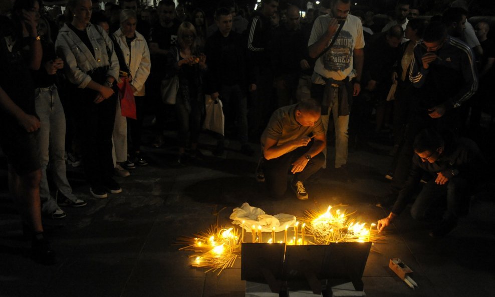 Beograđani  u Hramu Svetog Save  paljenjem svijeća i molitvama odali počast stradalim Srbima na Kosovu (ilustracija)