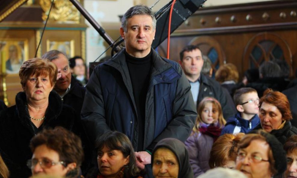 Tomislav Karamarko u crkvi okružen istomišljenicima