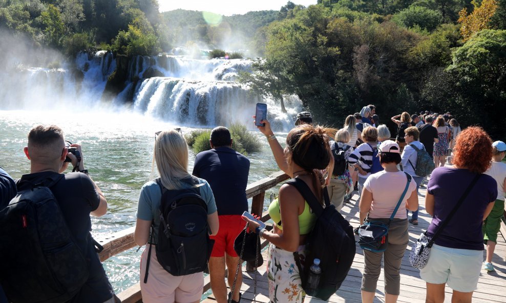 Turisti na slapovima Krke