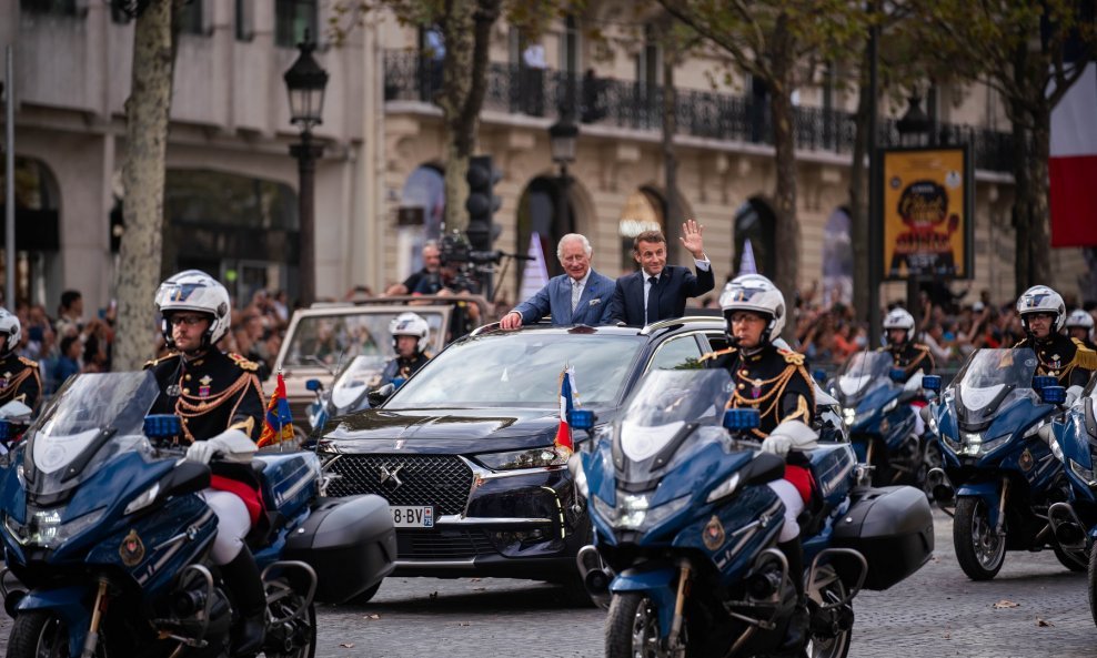 DS 7 u srcu parade na Champs-Élyséesu: Predsjednik Macron i kralj Charles III zajedno u luksuznom terencu
