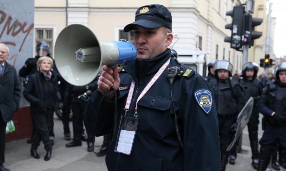 Policija blokirala prosvjedni marš na križanju Ilice i Frankopanske (7)