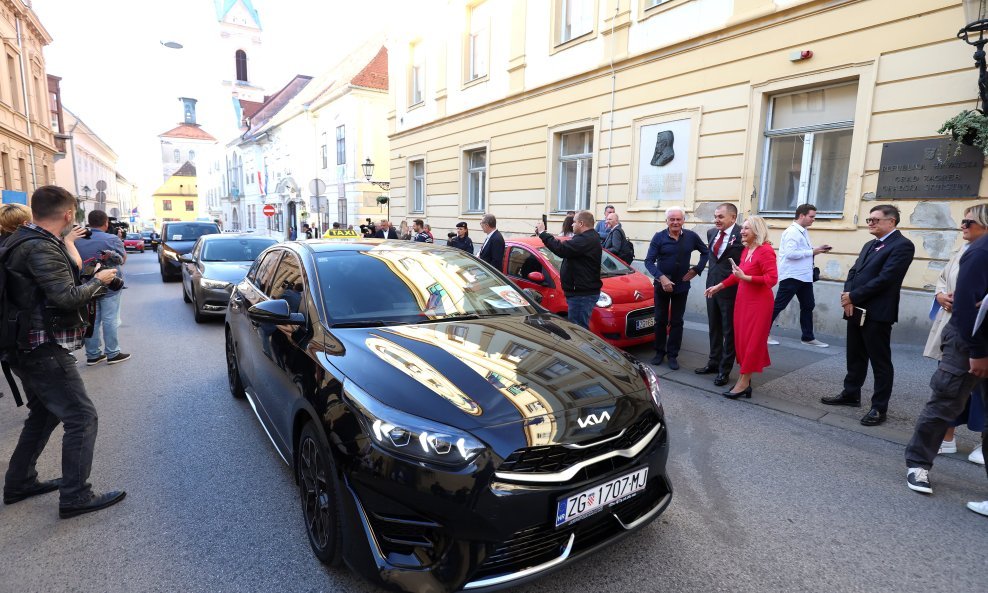 Prosvjed taksista ispred Gradske skupštine