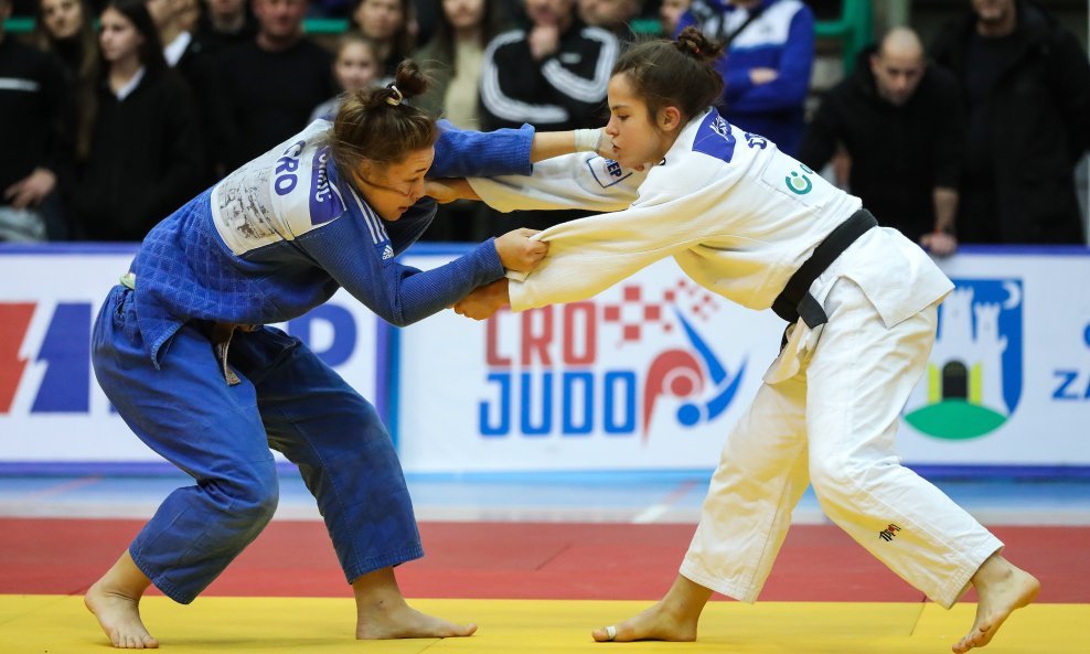 Nina Simić (lijevo)