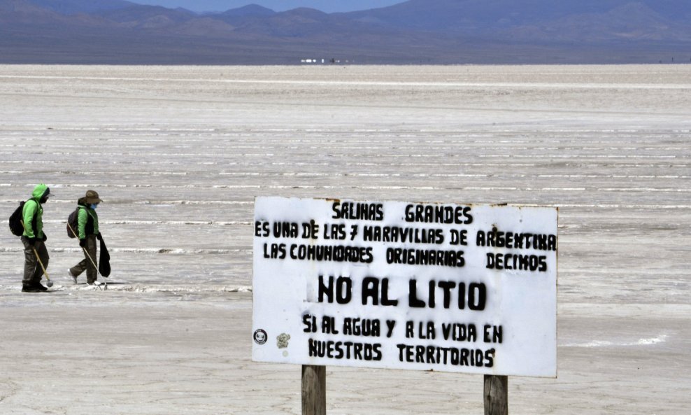 Natpis protiv eksploatacije litija na slanoj ravnici Salinas Grandes u Argentini
