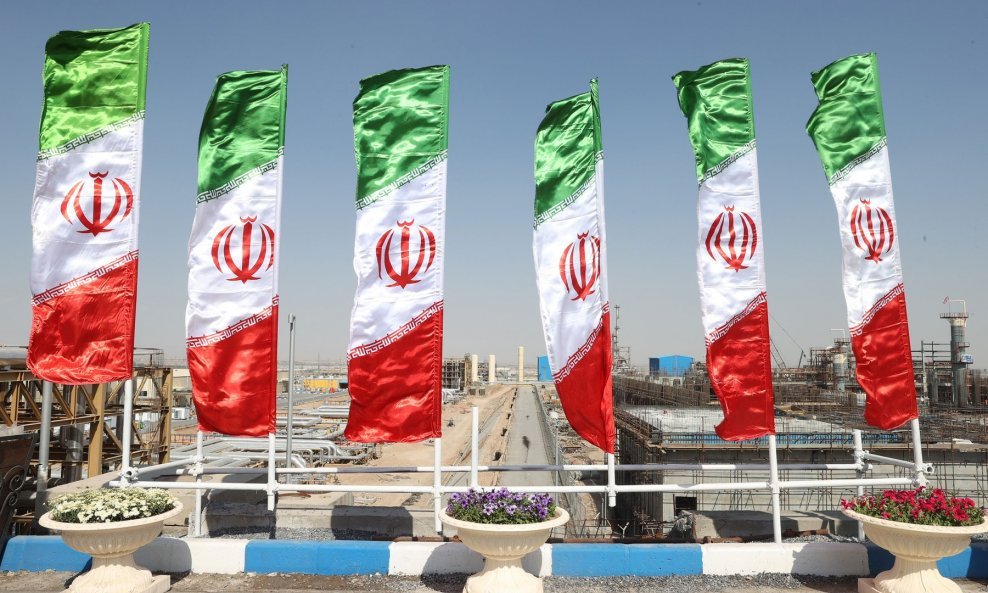 Rafinerija nafte u Iranu - ilustracija