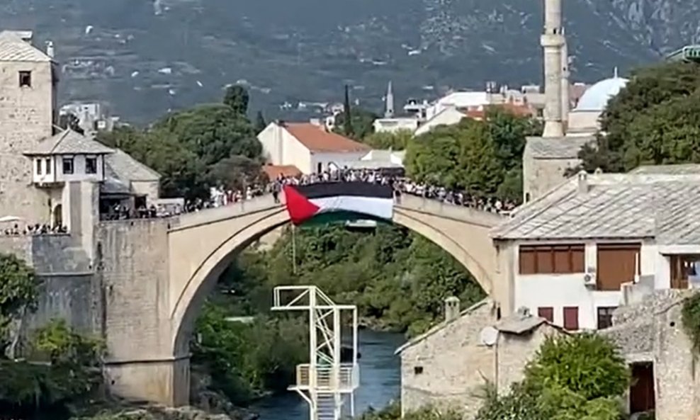 Zastava Palestine na Starom mostu u Mostaru