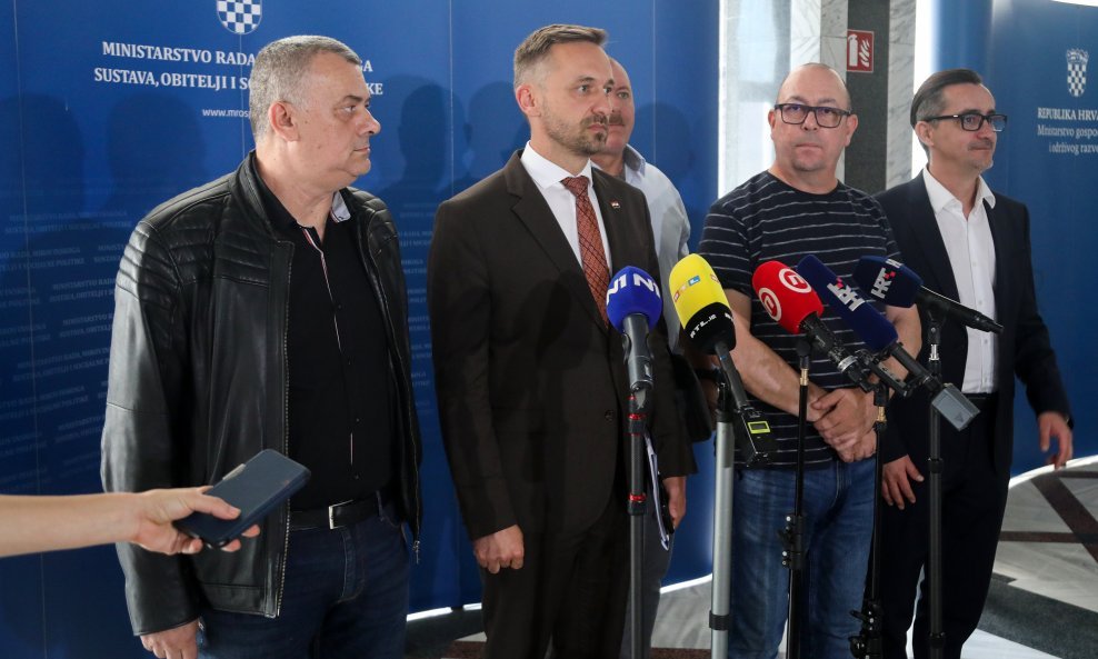 Marin Piletić i predstavnici sindikata nakon pregovora