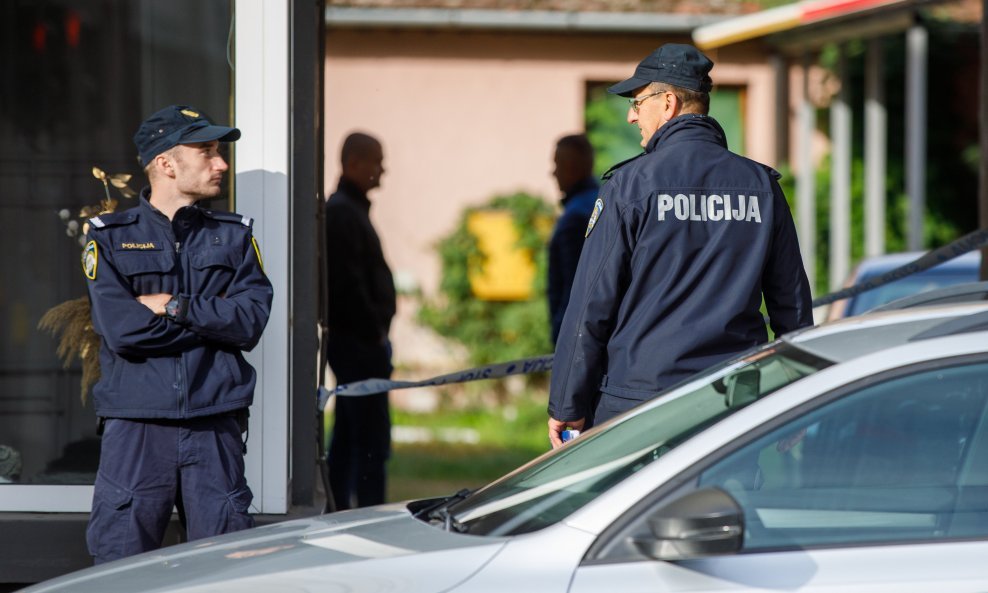 U dvorištu stambene zgrade u Osijeku pronađena mrtva osoba