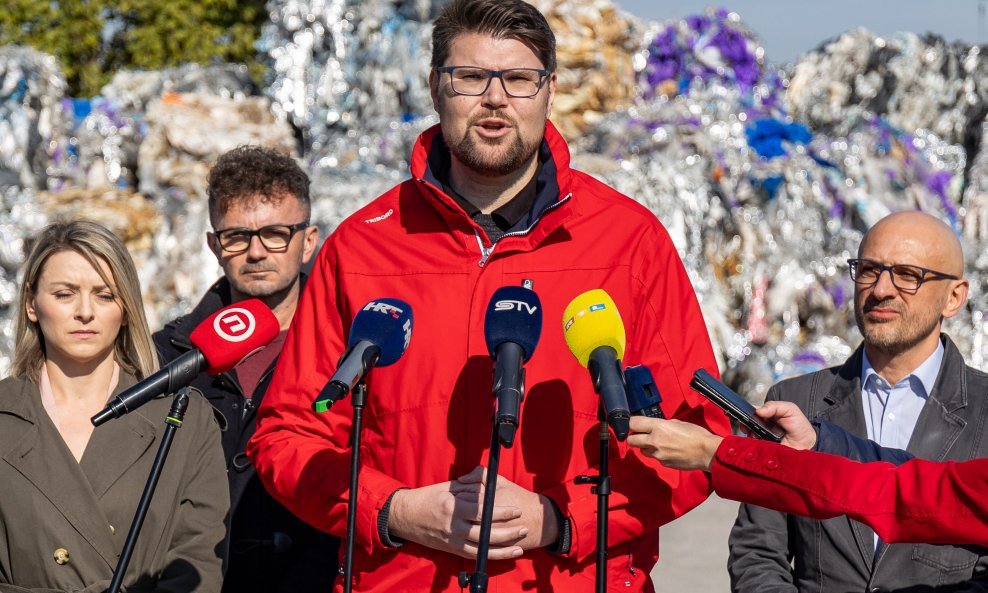 Peđa Grbin na konferenciji za novinare u Osijeku