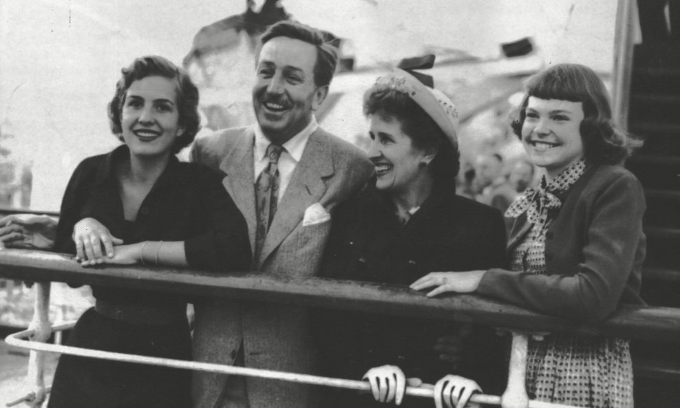Walt Disney sa suprugom Lillian te kćerima Diane i Sharon Mae