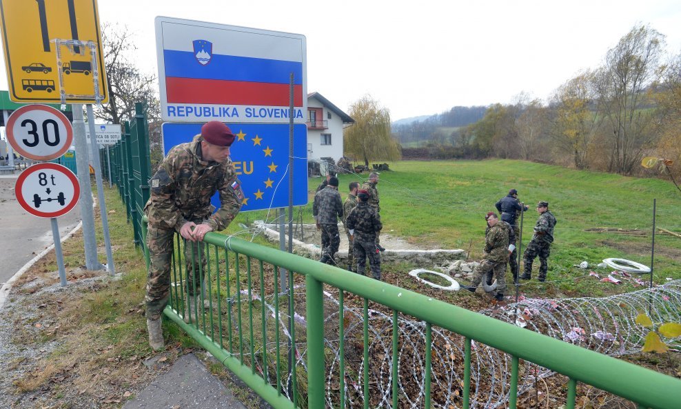 Slovenska vojska postavlja žičanu ogradu tijekom migrantskog vala 2015.