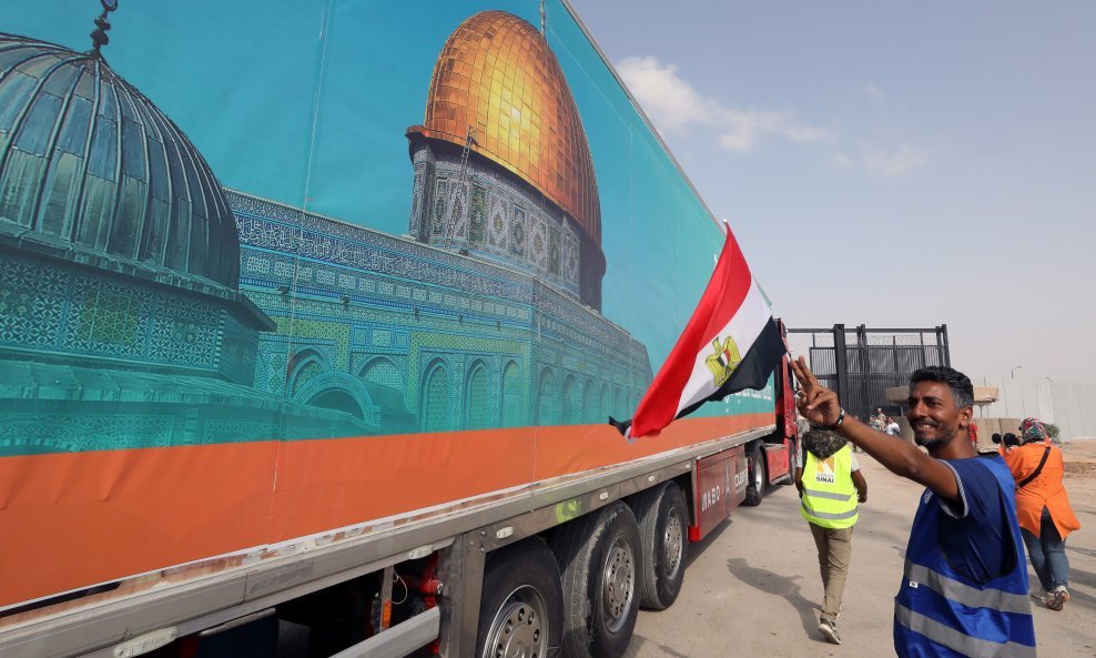 Kamion s humanitarnom pomoći prelazi preko graničnog prijelaza Rafah