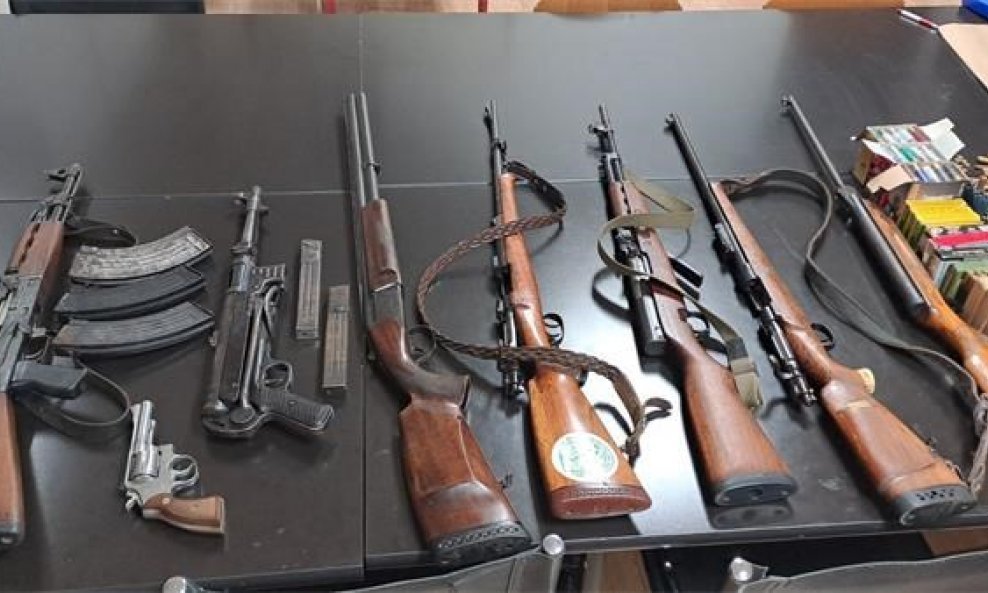 Zaplijenjeno oružje, M70, MP40, revolver i nekoliko pušaka