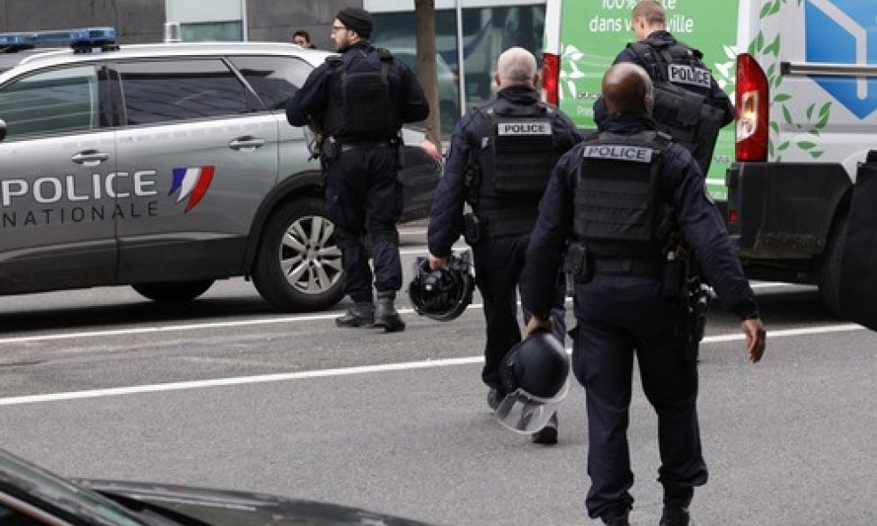 Francuska policija na stanici u Parizu