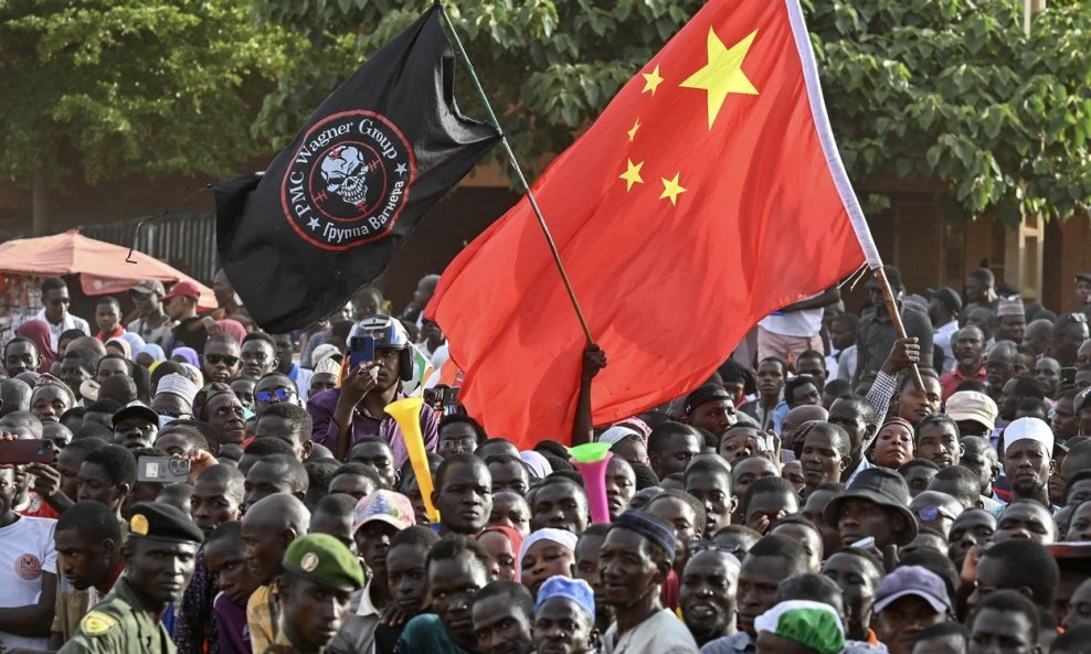 Simpatizeri vojne hunte u Nigeru mašu kineskim i zastavama ruske paravojske Wagner