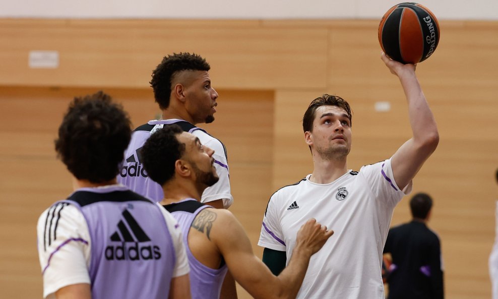 Mario Hezonja (s loptom)