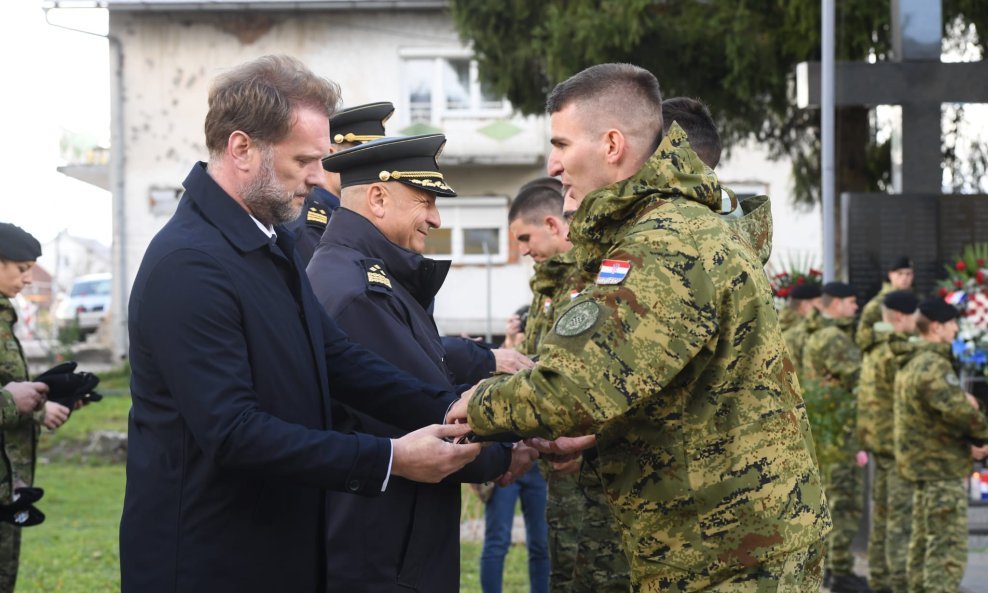 Mario Banožić uručuje crne beretke