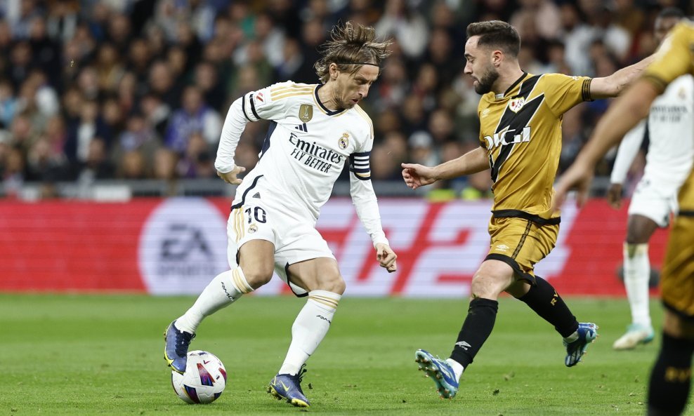 Luka Modrić u akciji protiv igrača Rayo Vallecana