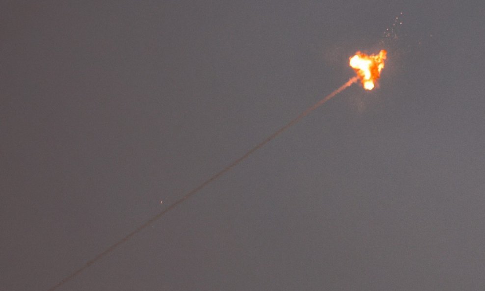 Izraelski proturaketni sustav Iron Dome presreće Hamasovu raketu iznad grada Sderota